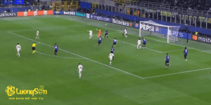 Harry Kane sút vọt xà ở phút bù giờ, trong trận Bayern hòa Inter Milan 2-2 ở lượt về tứ kết Champions League ngày 16/4