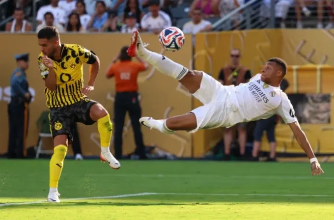 Kylian Mbappe tung người dứt điểm ghi bàn, trong trận Real thắng Dortmund 3-2 ở tứ kết FIFA Club World Cup 2025